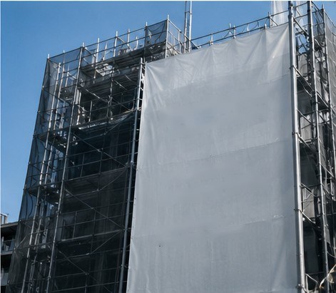 足場を架けた改修工事中の建物(イメージ)